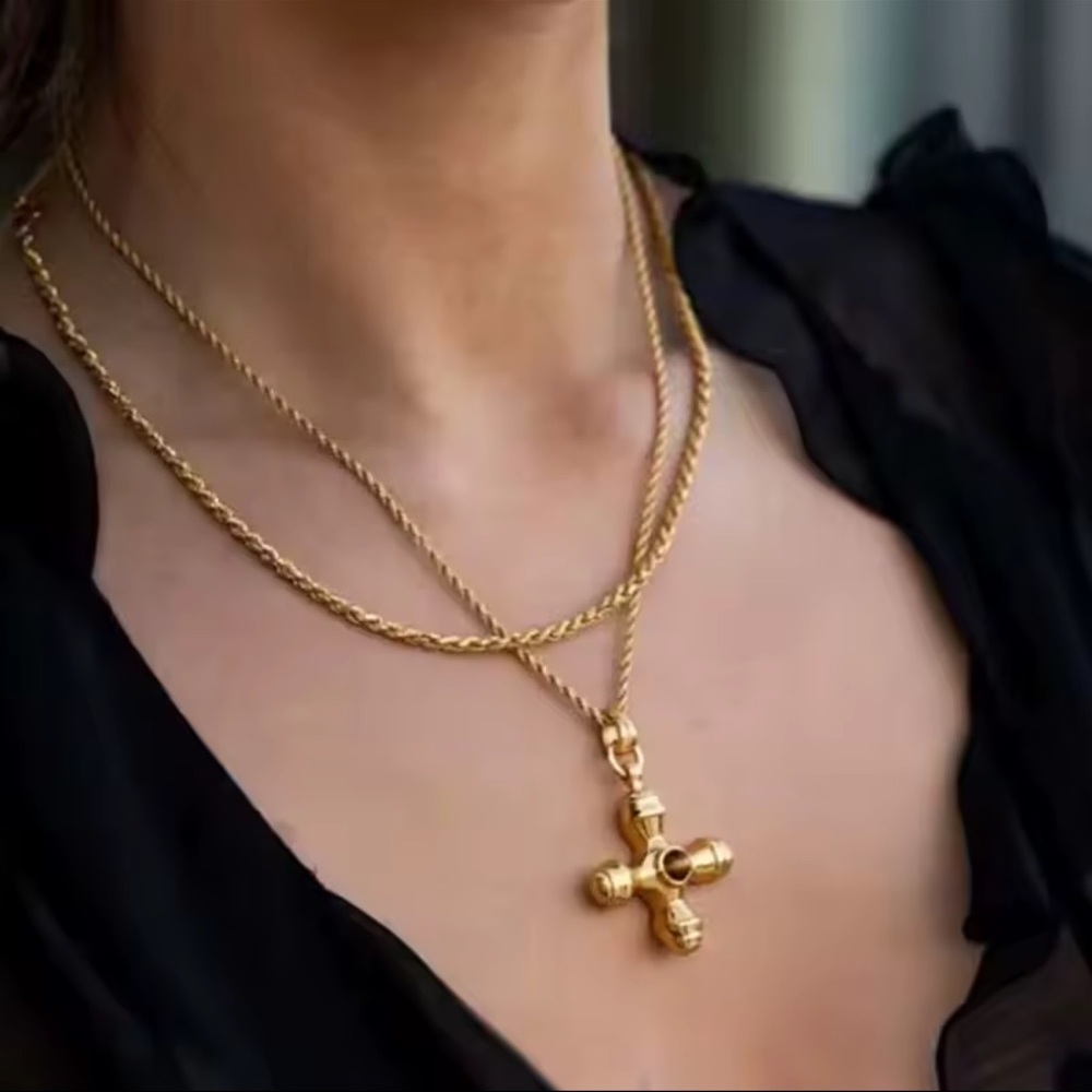 18K Gold Elegant Gold Cross Pendant Necklace - Picture 4 of 11